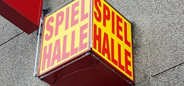 Energiesparen Spielhallen Namenszüge, © Hero – stock.adobe.com