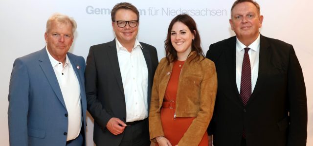 Foto (v.l.n.r.): Frank Waldeck (AVN), Christoph Bratmann (SPD), Sabrina Kahmann (DAW-Länderbeauftragte) und Georg Stecker (DAW) © AWI/DAW/Arp