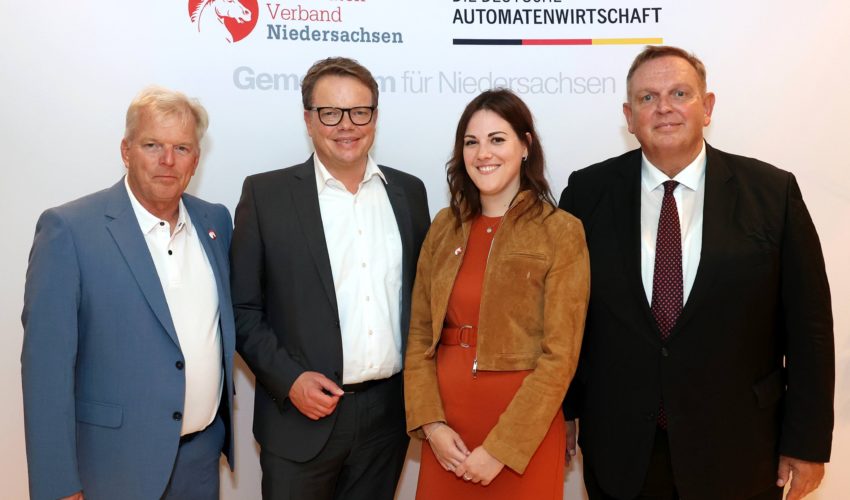 Foto (v.l.n.r.): Frank Waldeck (AVN), Christoph Bratmann (SPD), Sabrina Kahmann (DAW-Länderbeauftragte) und Georg Stecker (DAW) © AWI/DAW/Arp