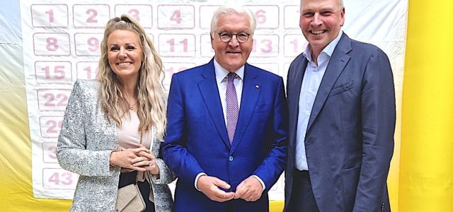 Lottofee Miriam Hannah, Bundespräsident Frank-Walter Steinmeier und Peter Strobel, Geschäftsführer Saartoto, © Lotto Niedersachsen