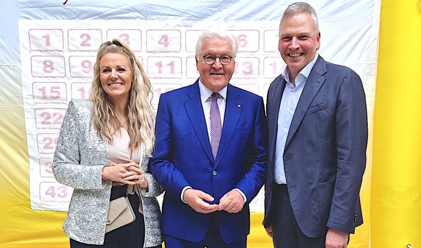 Lottofee Miriam Hannah, Bundespräsident Frank-Walter Steinmeier und Peter Strobel, Geschäftsführer Saartoto, © Lotto Niedersachsen