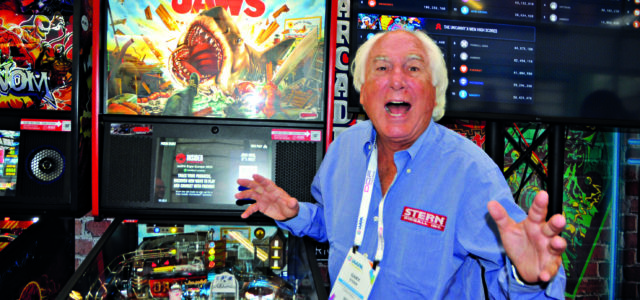 Konzernchef mit Humor: Gary Stern, Chef des weltgrößten Flipperherstellers Stern Pinball, neben dem Jaws-Flipper auf der IAAPA Expo Europe in Amsterdam. © games & business 