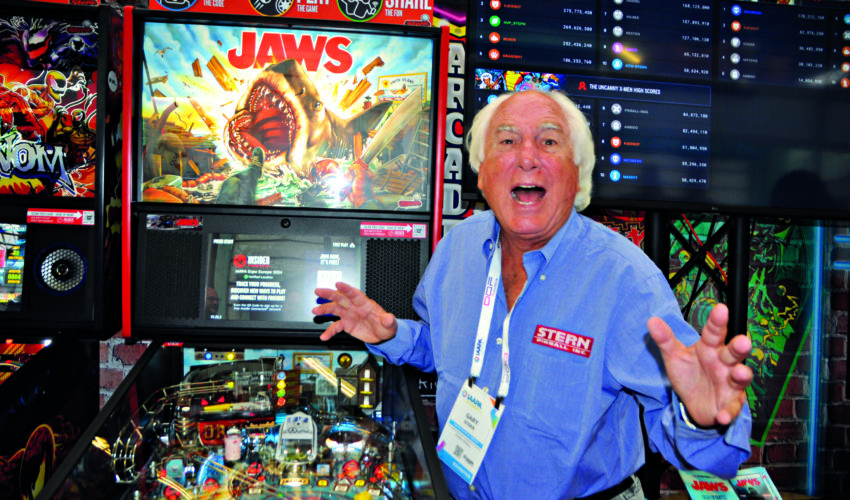 Konzernchef mit Humor: Gary Stern, Chef des weltgrößten Flipperherstellers Stern Pinball, neben dem Jaws-Flipper auf der IAAPA Expo Europe in Amsterdam. © games & business 