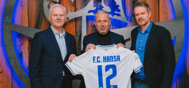 v. l. n. r.: Hubert Ludwig (Geschäftsführer von Lotto MV), Jürgen Wehlend (Vorstandsvorsitzender des F.C. Hansa Rostock) und Mathias Lesniewski (Gruppenleiter Vertrieb LOTTO Mecklenburg-Vorpommern) bei der symbolischen Trikotübergabe. © F. C. Hansa Rostock