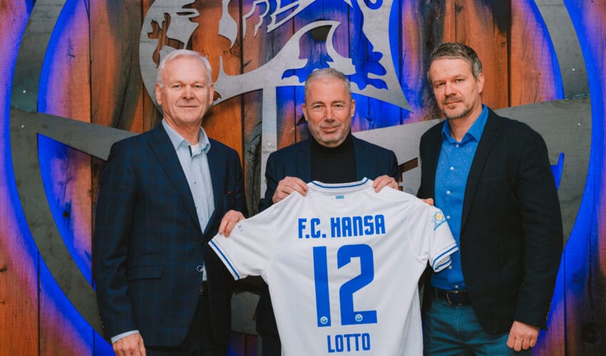 v. l. n. r.: Hubert Ludwig (Geschäftsführer von Lotto MV), Jürgen Wehlend (Vorstandsvorsitzender des F.C. Hansa Rostock) und Mathias Lesniewski (Gruppenleiter Vertrieb LOTTO Mecklenburg-Vorpommern) bei der symbolischen Trikotübergabe. © F. C. Hansa Rostock