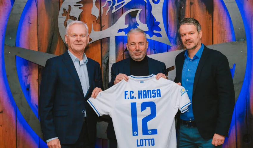 v. l. n. r.: Hubert Ludwig (Geschäftsführer von Lotto MV), Jürgen Wehlend (Vorstandsvorsitzender des F.C. Hansa Rostock) und Mathias Lesniewski (Gruppenleiter Vertrieb LOTTO Mecklenburg-Vorpommern) bei der symbolischen Trikotübergabe. © F. C. Hansa Rostock