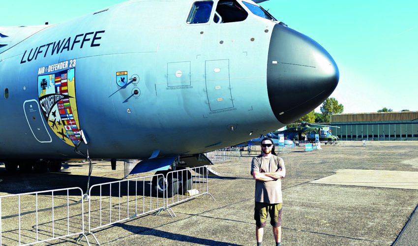 In seiner Freizeit ist der Jungunternehmer Stefan Schmitz als sogenannter "Planespotter" unterwegs, um Flugzeuge zu fotografieren. © privat