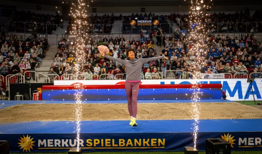 Olympiasiegerin Malaika Mihambo lässt sich nach ihrem Sieg beim Weitsprung von den Zuschauern feiern. © Isaf Indoor/Tilo Wiedensohler