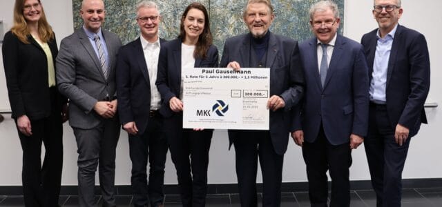 Freude bei der Übergabe der ersten Rate für die Stiftungsprofessur am Campus OWL in Minden: Julia Städtler, Landrat Ali Dogan, Dr. Ralf Gutzmer, Dr. Katrin Schaper-Gerhardt, Paul Gauselmann, Professor Dr. Rudolf Stadler und Dr. Olaf Bornemeier. © Merkur Group