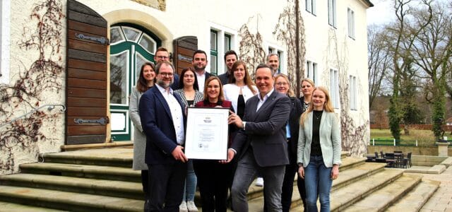 Niels Köstring (vorne von links) überreicht Tassia Giannopoulos, Konrad Ostermeier sowie dem gesamten Ausbildungsteam der Merkur Group die Auszeichnung zum „Best Place to learn“.  © Merkur Group
