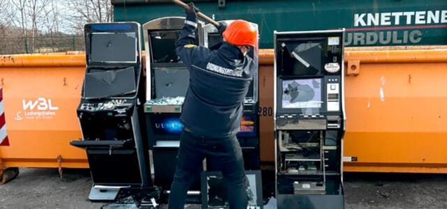 Ein Mitarbeiter der Ludwigshafener Ordnungsamts zertrümmert vier beschlagnahmte Automaten. © SWR