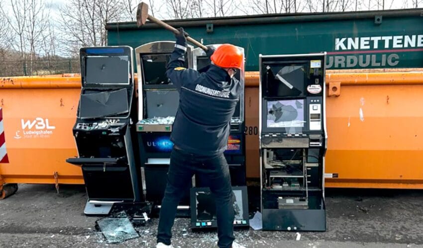 Ein Mitarbeiter der Ludwigshafener Ordnungsamts zertrümmert vier beschlagnahmte Automaten. © SWR
