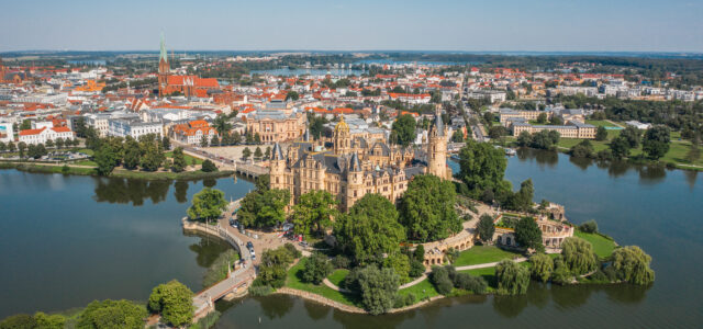 Spielhallen: Im Schweriner Schloss sitzt der Landtag von Mecklenburg-Vorpommern. © a_medvedkov – stock.adobe.com