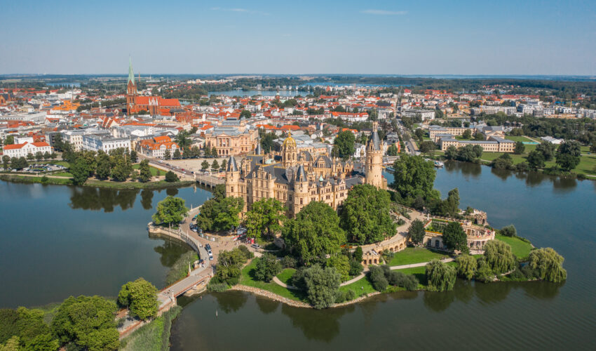 Spielhallen: Im Schweriner Schloss sitzt der Landtag von Mecklenburg-Vorpommern. © a_medvedkov – stock.adobe.com