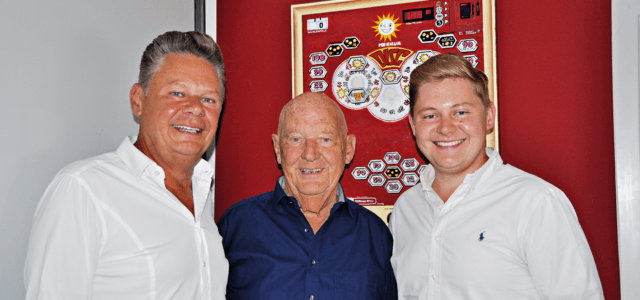 Generation Y: Firmengründer Heinz Lenze (91) ist stolz, dass sein Sohn Dirk (58) das Familienunternehmen weiterführt und Enkel Luca (25) bereits auch in den Betrieb eingestiegen ist. © games & business 