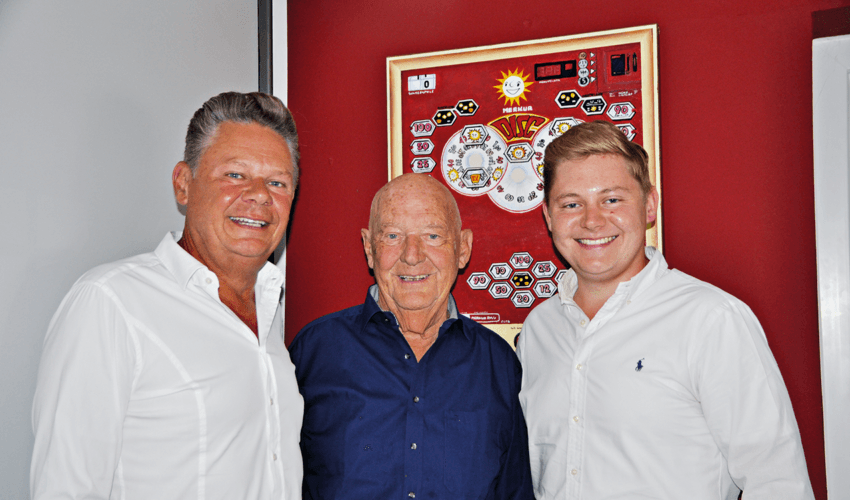 Generation Y: Firmengründer Heinz Lenze (91) ist stolz, dass sein Sohn Dirk (58) das Familienunternehmen weiterführt und Enkel Luca (25) bereits auch in den Betrieb eingestiegen ist. © games & business