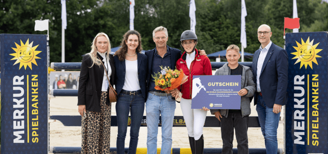 Merkur Spielbanken NRW: Mitorganisatorinnen Lena-Isabel Wolfsen (von links) und Tabea Bergmann, Turnierleiter Lars Meyer zu Bexten, Auktionsgewinnerin Charlotte Grave, Jonas Stoll und Merkur-Vorstandsmitglied David Schnabel freuen sich über die Auktion. © Pascal Nowak