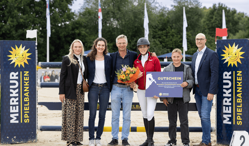 Merkur Spielbanken NRW: Mitorganisatorinnen Lena-Isabel Wolfsen (von links) und Tabea Bergmann, Turnierleiter Lars Meyer zu Bexten, Auktionsgewinnerin Charlotte Grave, Jonas Stoll und Merkur-Vorstandsmitglied David Schnabel freuen sich über die Auktion. © Pascal Nowak