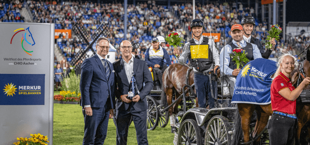 CHIO 2025: Dr. Stephan Kranz (von links), Aufsichtsratsmitglied des Aachen-Laurensberger Rennvereins, und David Schnabel, Vorstand Casinos der Merkur Group und Geschäftsführer der Merkur Spielbanken NRW, gratulierten der Mannschaft im Merkur Spielbanken-Cup um Calvin Böckmann, Michael Brauchle und Richard Vogel. © Jasmin Metzner 