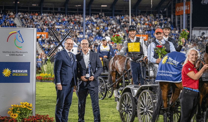CHIO 2025: Dr. Stephan Kranz (von links), Aufsichtsratsmitglied des Aachen-Laurensberger Rennvereins, und David Schnabel, Vorstand Casinos der Merkur Group und Geschäftsführer der Merkur Spielbanken NRW, gratulierten der Mannschaft im Merkur Spielbanken-Cup um Calvin Böckmann, Michael Brauchle und Richard Vogel. © Jasmin Metzner