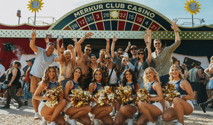 Gemeinsam mit dem Rhein Fire Cheer- und Dance-Team feierten die Geschäftspartner von Merkur drei Tage lang auf dem Parookaville. © Merkur Group
