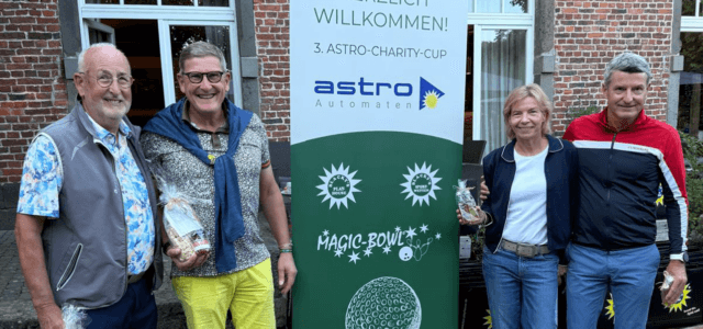 Spenden für Hospiz: Joachim Trenz, Jens Radünz, Heike Schwarzer und Thomas Trenz nach dem Golfturnier. © privat